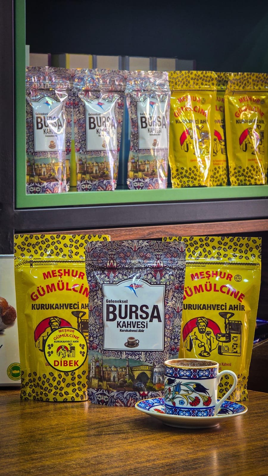 Geleneksel taş değirmenlerde öğütülen kahve çekirdekleri ve etrafa yayılan aromatik buhar, Dibek Kahvesi'nin üretim sürecini gösteriyor.