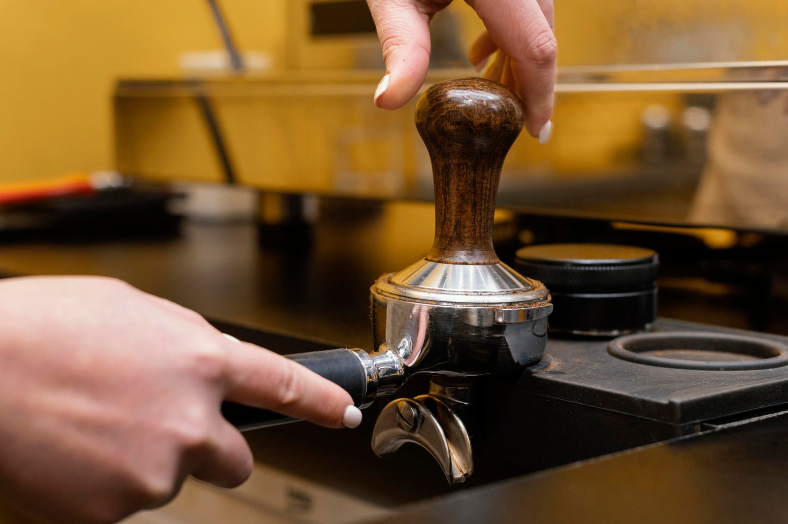 Farklı demleme ekipmanları (V60, French Press) ve öğütülmüş filtre kahve çekirdekleri, evde demleme süreçlerini ve ekipman çeşitliliğini gösteriyor.