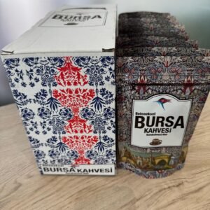 Bursa Kahvesi'nin şık kutusu ve geleneksel desenli, taze kavrulmuş Türk kahvesi paketleri ahşap zeminde