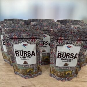 Geleneksel desenli ambalajlarda sergilenen taze kavrulmuş Bursa Kahvesi paketleri. Üzerinde 'Geleneksel Bursa Kahvesi' yazısı, Türk kahvesi fincanı ve Bursa manzarası detayları bulunuyor.