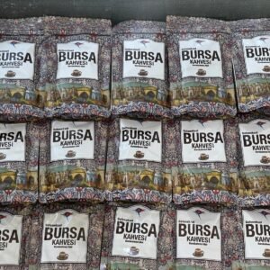 Çok sayıda Bursa Kahvesi paketi, geleneksel Türk kahvesi, taze kavrulmuş ve öğütülmüş.
