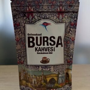 Geleneksel Bursa Kahvesi paketinin yakın çekim görseli, üzerinde Bursa manzaraları, Osmanlı motifleri ve Kurukahveci Ahir logosu bulunan, taze kavrulmuş Türk kahvesi.